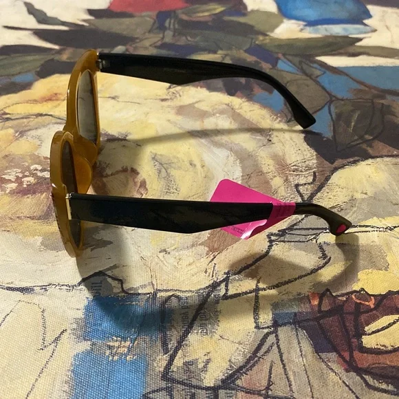 Betsey Johnson Sunglasses - Picture 5 of 6